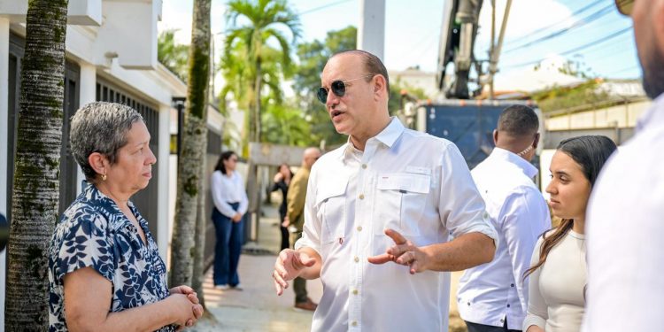 Alcalde Ulises Rodríguez supervisa solución definitiva del drenaje pluvial en Hoya del Caimito