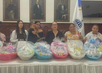 Gobernación de Santiago entrega enseres y ayudas sociales a familias vulnerables