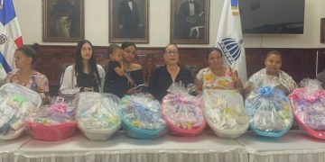 Gobernación de Santiago entrega enseres y ayudas sociales a familias vulnerables