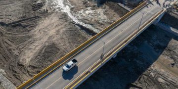 Presidente Abinader inaugura puente sobre río Viajama, el cual impactará más de 5,000 personas en municipio de Las Yayas, Azua