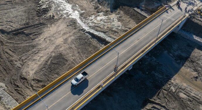 Presidente Abinader inaugura puente sobre río Viajama, el cual impactará más de 5,000 personas en municipio de Las Yayas, Azua