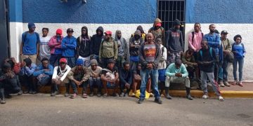 Ejército detiene camionero que transportaba ocultos a 32 haitianos indocumentados en Santiago
