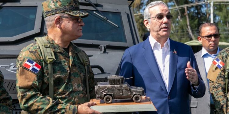 Presidente Abinader entrega equipos militares y vehículos blindados FURIA para fortalecer seguridad nacional