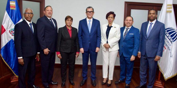 Ministro de Trabajo juramenta nuevos viceministros y destaca avances históricos