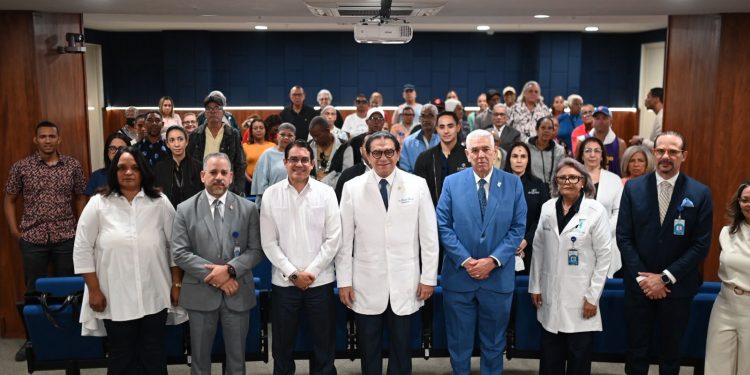 Senador Daniel Rivera beneficia a 300 personas con programa Sonrisa Santiaguera