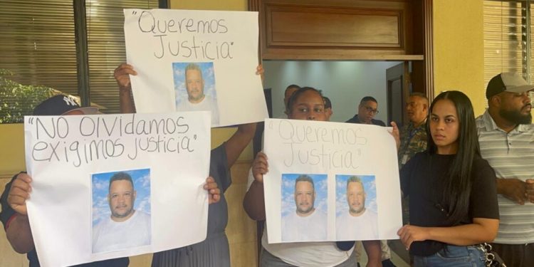 Familia exige esclarecer muerte de hombre bajo custodia policial en destacamento de Gurabo, Santiago