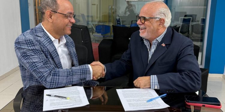 Empresario Ruben Polanco y periodista Fernando Peña firman acuerdo; asume dirección del Canal TELEPODER