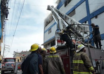 Bomberos han sofocado un 50 % de las llamas en almacén de Tiendas Garrido