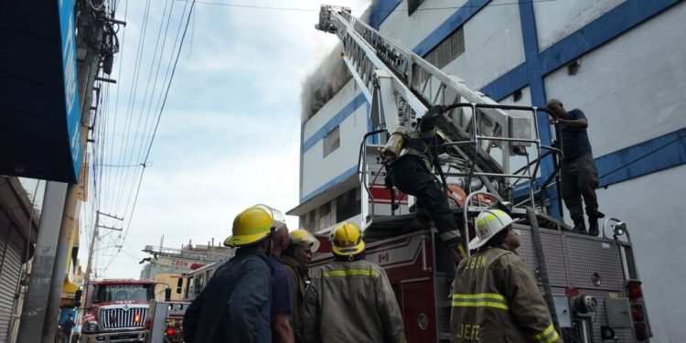 Bomberos han sofocado un 50 % de las llamas en almacén de Tiendas Garrido