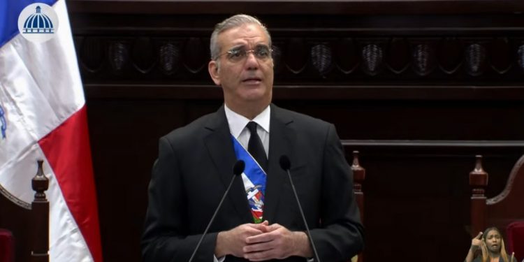 Abinader afirma pobreza general bajó a 17.3 % y casi 200 mil personas salieron de esa condición en un año