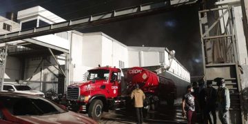 Bomberos llevan más de nueve horas combatiendo incendio en fábrica de Haina
