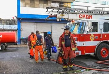 Tras más de 10 horas, bomberos sofocan en su totalidad el incendio en la tienda Garrido