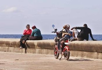 Cuba empieza a cerrar hoteles y reubicar turistas ante el desabastecimiento de combustible