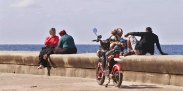 Cuba empieza a cerrar hoteles y reubicar turistas ante el desabastecimiento de combustible