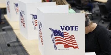 Republicanos impulsan norma que exigiría prueba estricta de ciudadanía para votar