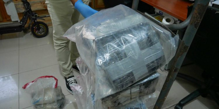 Autoridades decomisan 42 paquetes de droga en embarcación que fue abandonada en La Altagracia