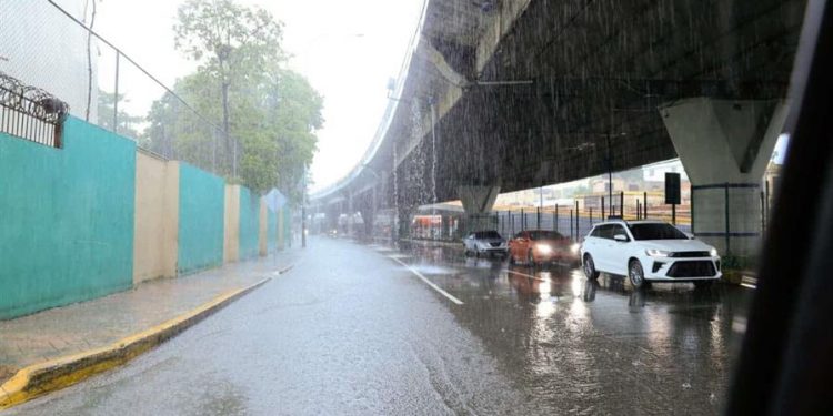 Frente frío mantiene aguaceros y provoca descenso de temperaturas este sábado