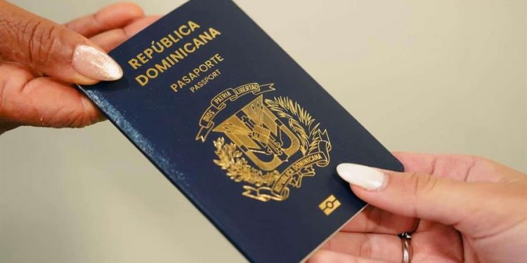Solo el 25 % de la diáspora tiene pasaporte dominicano