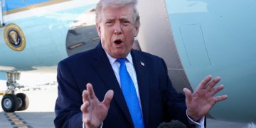 Firma de Trump en papel moneda de Estados Unidos