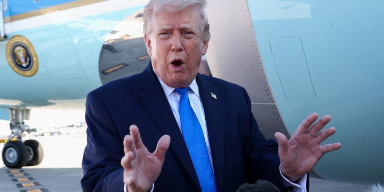 Firma de Trump en papel moneda de Estados Unidos