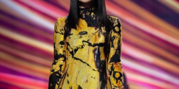 Pausini defiende la música con voz y carisma desde una fortaleza en el arranque de su gira