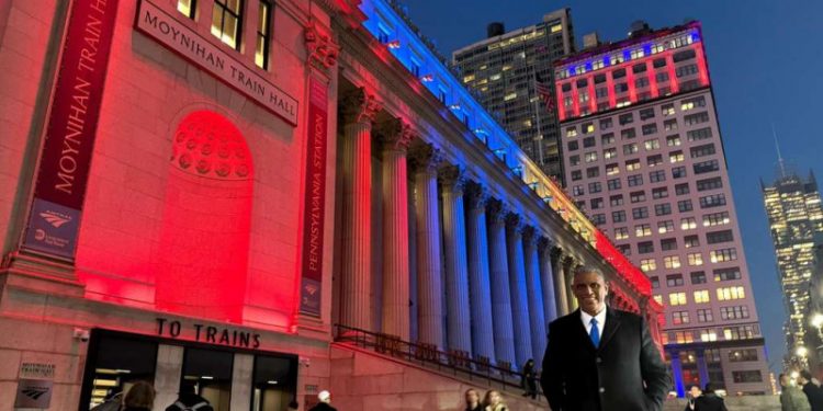 Nueva York ilumina 16 edificios emblemáticos con colores de la bandera dominicana
