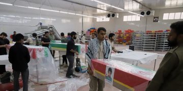 Muertos en ataques Iraníes entierran 165 niñas y maestros