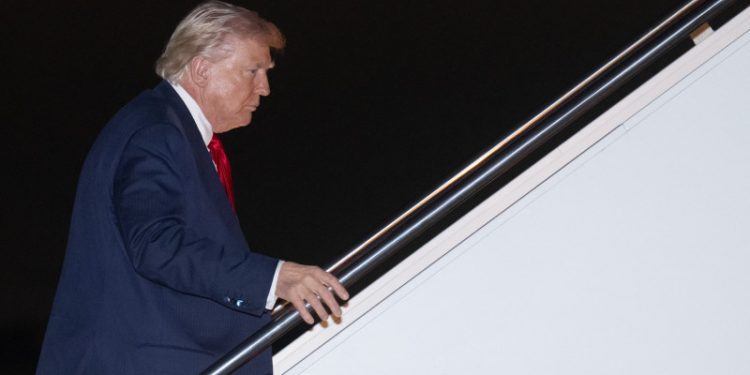 Trump recibe los restos de los seis soldados muertos en la guerra contra Irán