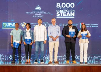 Gobierno entrega más de 8 mil becas STEAM