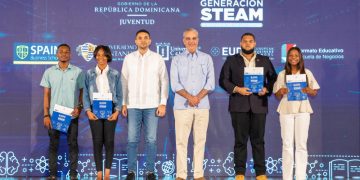 Gobierno entrega más de 8 mil becas STEAM