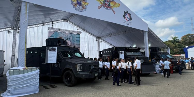 La industria militar presenta vehículos blindados en Santiago