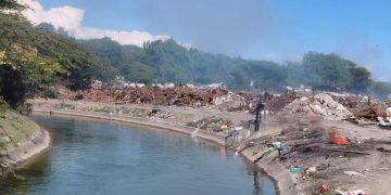 Vertederos siguen contaminando canal Marcos A. Cabral de Baní