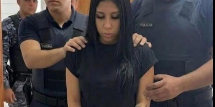 Detienen a mujer por presunta agresión a menor tras video difundido en redes sociales en Santiago