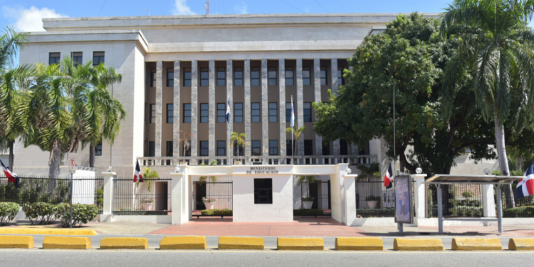 Minerd investiga caso de preescolar donde mujer presuntamente maltrató a una niña