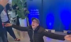 Dominicana en NY celebra con euforia la compra de su hogar en la Feria Inmobiliaria Banreservas