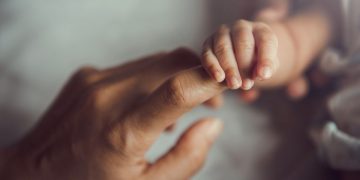 Diputados aprueban extender licencia por paternidad a siete días