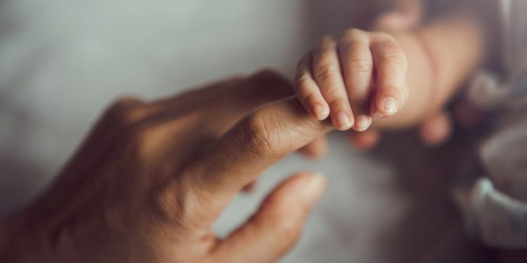 Diputados aprueban extender licencia por paternidad a siete días