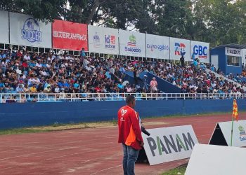 Profesor Santiago Portes realiza saque de honor en partido Salcedo FC vs O&M en la Liguilla de la LDF