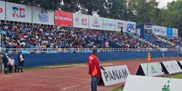 Profesor Santiago Portes realiza saque de honor en partido Salcedo FC vs O&M en la Liguilla de la LDF