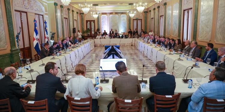 Empresarios y sector productivo nacional se comprometen con el presidente Abinader a mitigar los efectos de la crisis internacional y garantizar el abastecimiento de la canasta familiar para proteger a los sectores más vulnerables