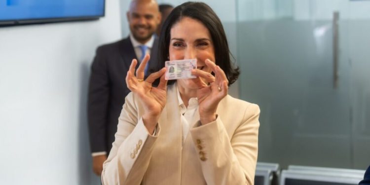La primera dama Raquel Arbaje renueva su licencia de conducir bajo el nuevo sistema del INTRANT