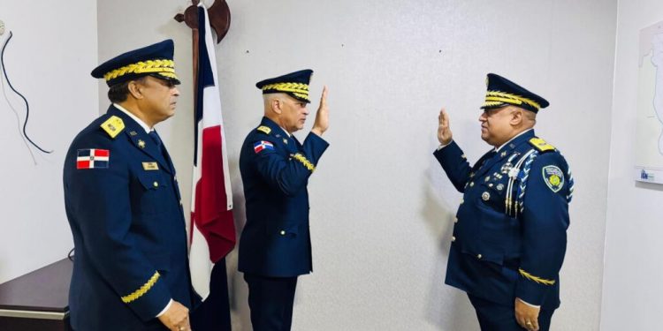 Juramentan a puertas cerradas nuevo director de la Policía en Santiago