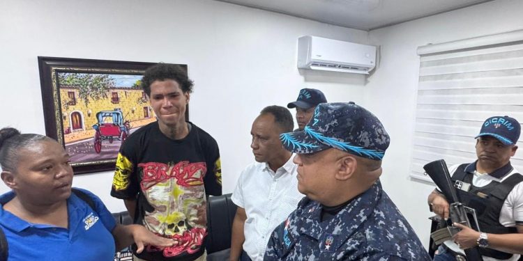 Se entrega segundo implicado en asalto a mujer captado en video viral en el centro de Santiago