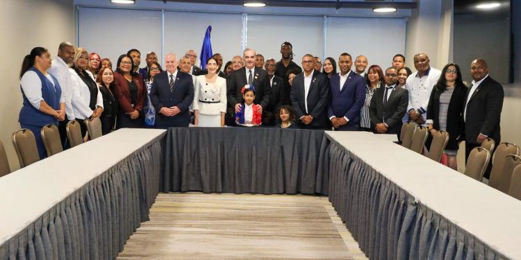 Presidente Abinader se reúne con líderes dominicanos en Chile y resalta oportunidades que se abren por las buenas relaciones con el presidente Kast