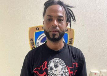 Policía activa búsqueda de “El Comando” por muerte de joven de 18 años y herir a su pareja en Santiago