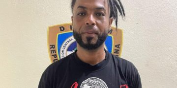 Policía activa búsqueda de “El Comando” por muerte de joven de 18 años y herir a su pareja en Santiago