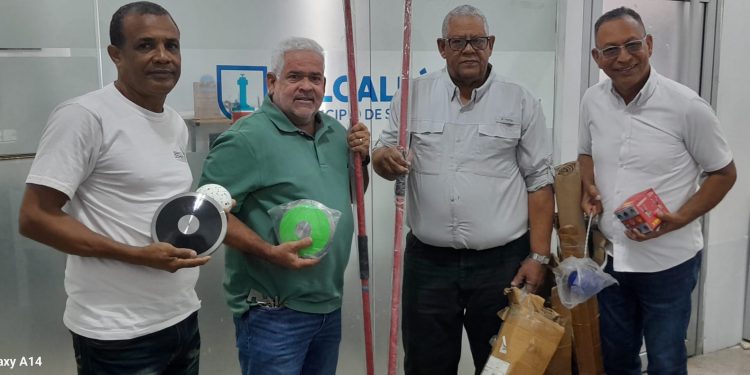 Alcaldía de Santiago entrega utilería deportiva diferente instituciones