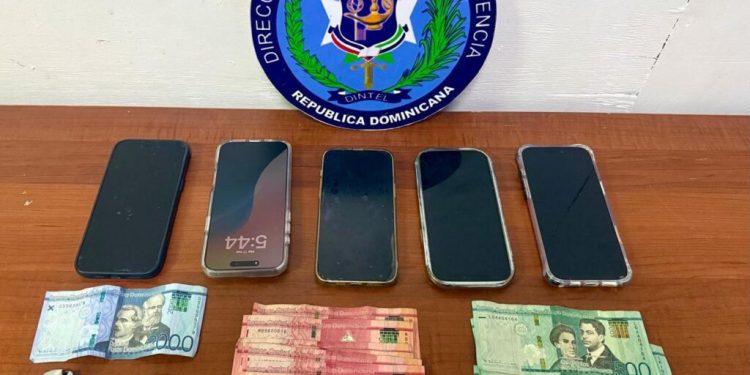 Desmantelan red de ciberdelincuencia en residencial de Nibaje, Santiago; apresan tres y ocupan vehículos, dinero y equipos tecnológicos