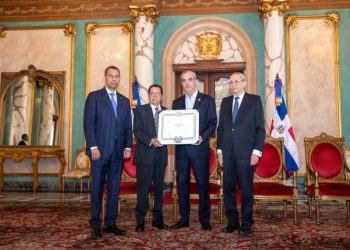 Presidente Abinader concede condecoración póstuma al periodista Orlando Martínez Howley en la Orden del Mérito Duarte, Sánchez y Mella