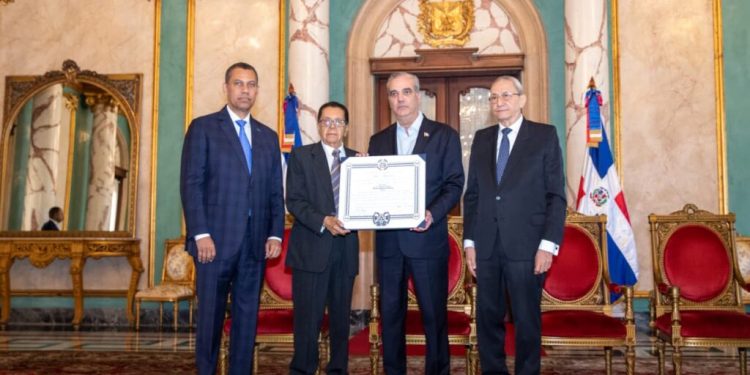 Presidente Abinader concede condecoración póstuma al periodista Orlando Martínez Howley en la Orden del Mérito Duarte, Sánchez y Mella